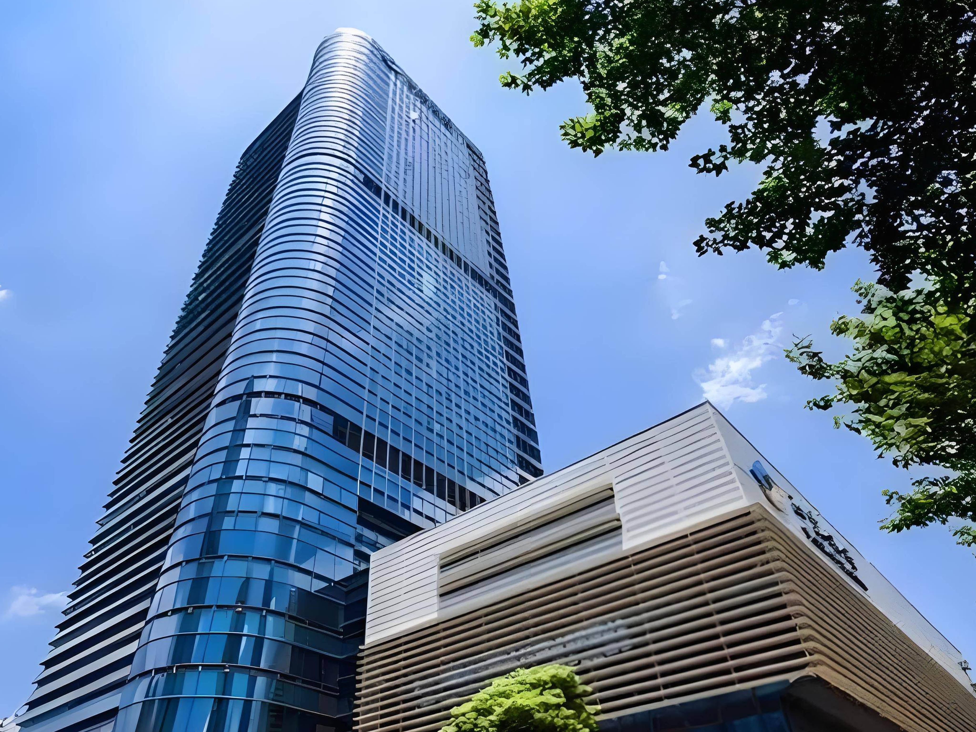 江苏银行总部大厦外墙清洗